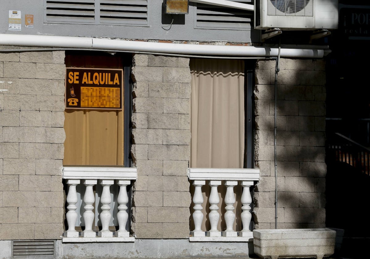 Cartel de 'Se alquila' en una casa de Cádiz