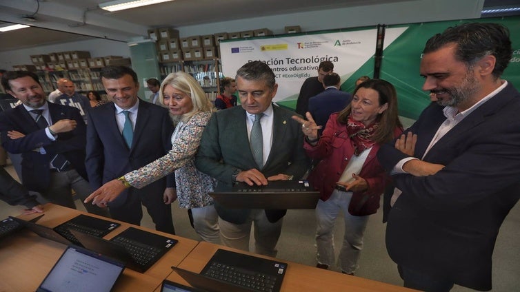 Un total de 91.200 dispositivos digitales en centros docentes de Andalucía