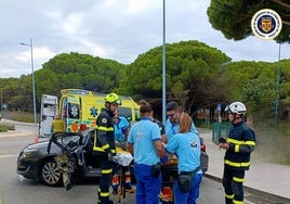 Intervención de bomberos y sanitarios en la carretera Molino Viejo de Chiclana tras la colisión de dos coches