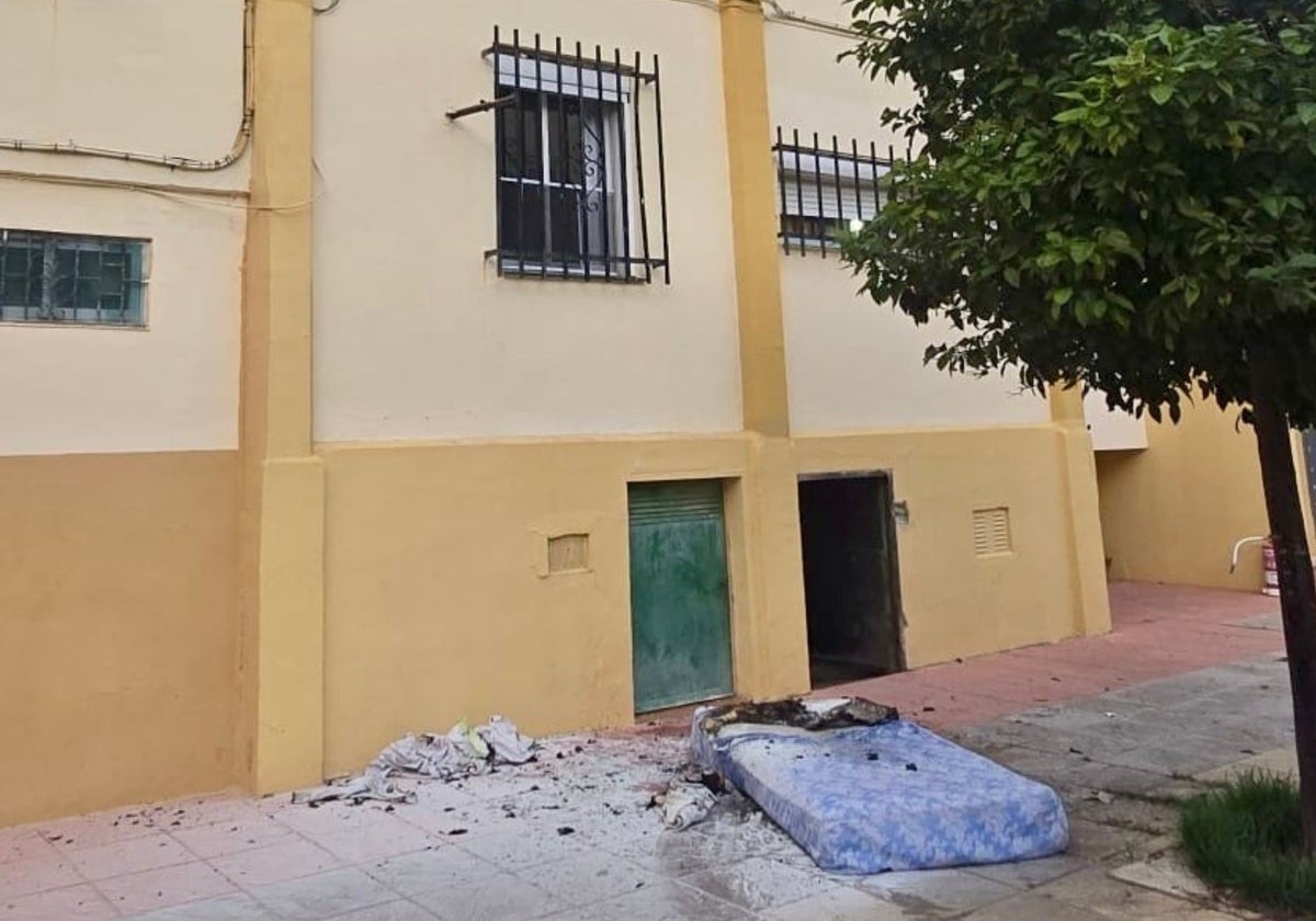 El colchón quemado en la calle en una fotografía compartida por el Consorcio de Bomberos