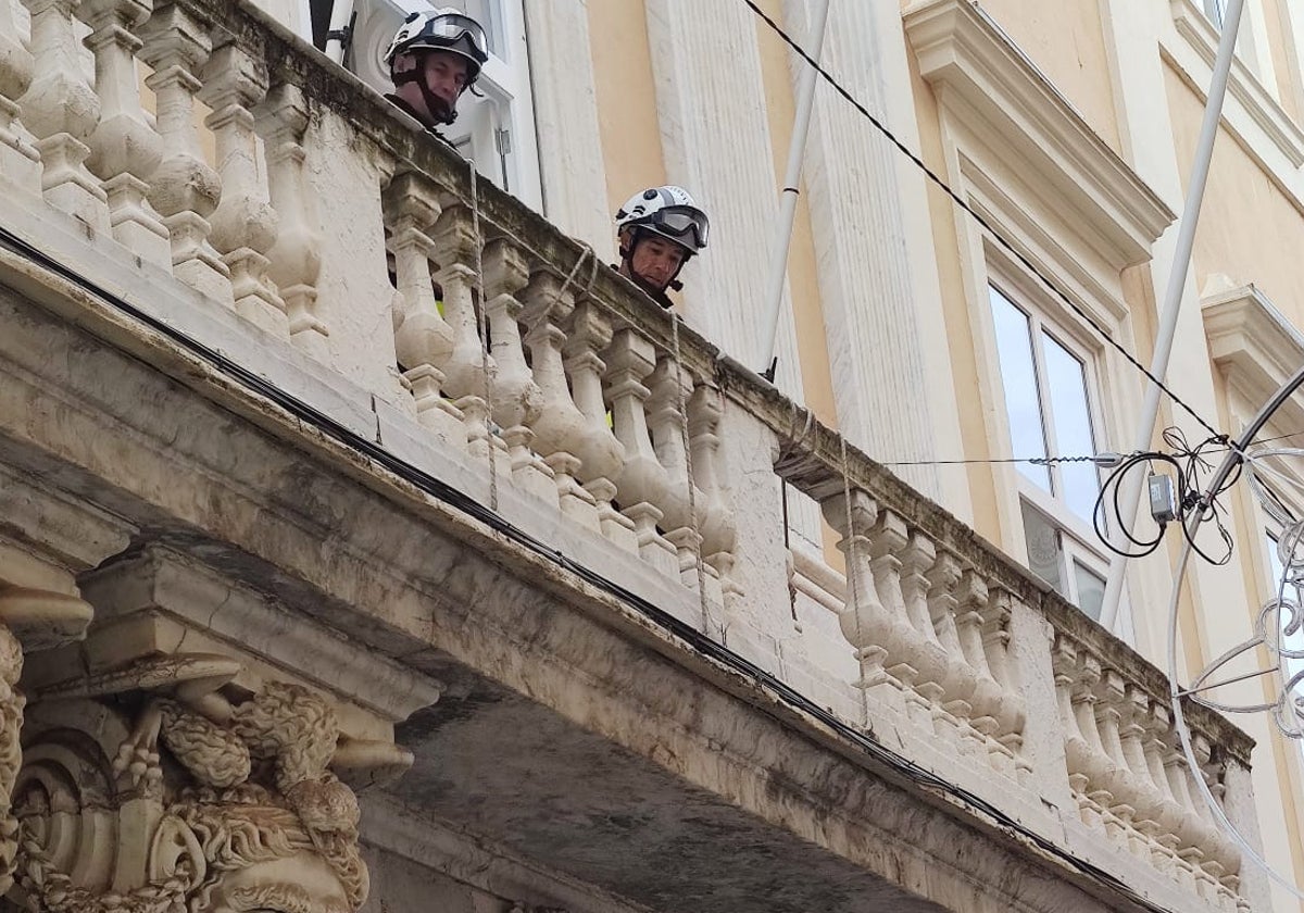 Cae un balaustre del balcón de la Cámara de Comercio de Cádiz