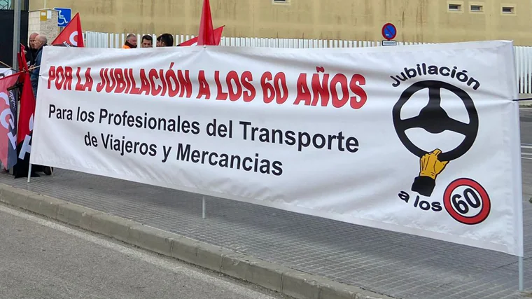 Huelga de autobuses en Cádiz: colas, servicios mínimos y más viajeros para los taxis