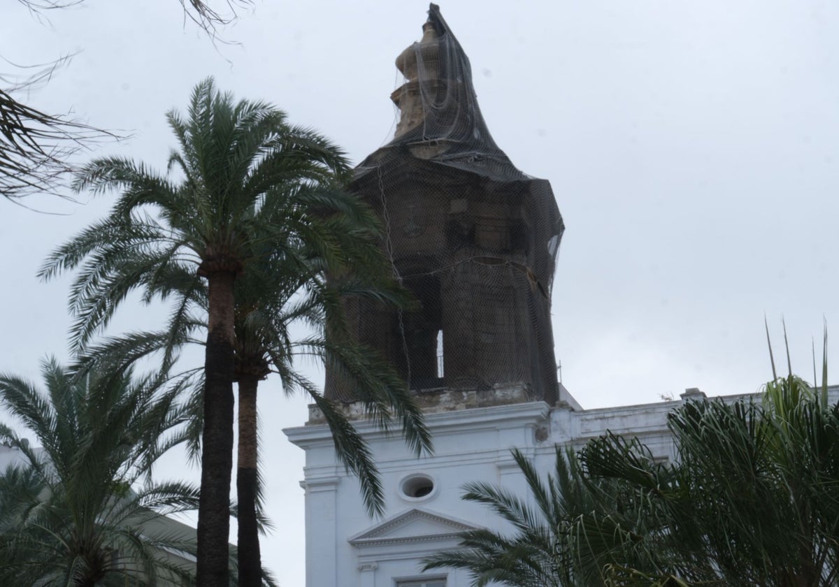 La torre de la iglesia lleva mucho tiempo protegida con una red