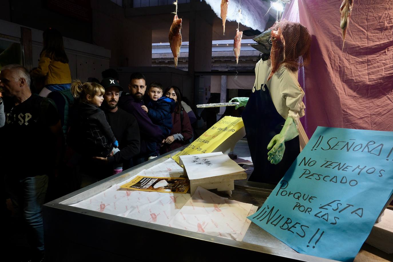 Fotos: El mercado central de Cádiz celebra la fiesta de Los Tosantos