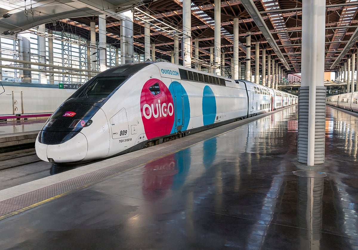 Tren de alta velocidad de la compañía de bajo coste Ouigo en la estación de Santa Justa, en Sevilla