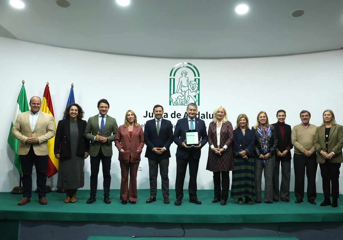 El consejero y los delegados territoriales, con el presupuesto de la Junta destinado a Cádiz