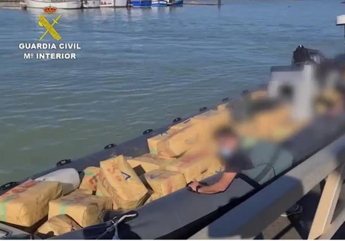 Siete detenidos en el río Guadalquivir con 60 fardos de droga y armas listas para abrir fuego