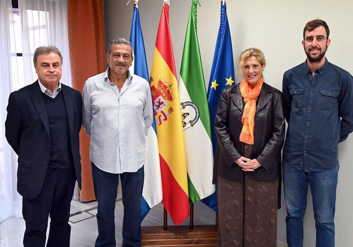 El teniente de alcaldesa y delegado de Turismo en el Ayuntamiento de Jerez, Antonio Real, junto a Jaime Valle Verdugo, miembro de Ainise, y Judit Anda, presidenta de la Yeguada Cartuja Hierro del Bocado.