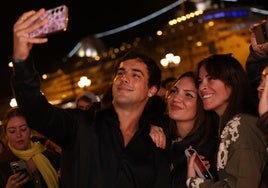 Óscar Casas desata las pasiones de sus fans en la alfombra de South en Cádiz