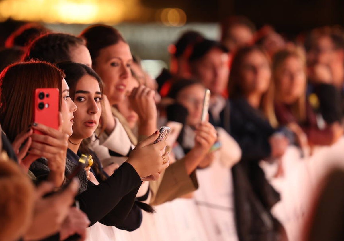 Fotos: La lluvia no ensombrece el ambiente del martes en la alfombra de estrellas del South en Cádiz