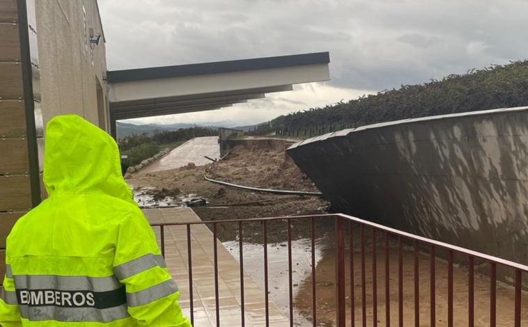 Imagen principal - La Bahía de Cádiz también sucumbe a la DANA: descarga con intensidad en San Fernando, Puerto Real, El Puerto y la Janda