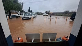 «¡No pases!»: vecinos atrapados y coches sin poder avanzar por un carril intransitable en El Algarrobo