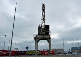 La grúa monumento del puerto de Cádiz deberá seguir esperando su restauración