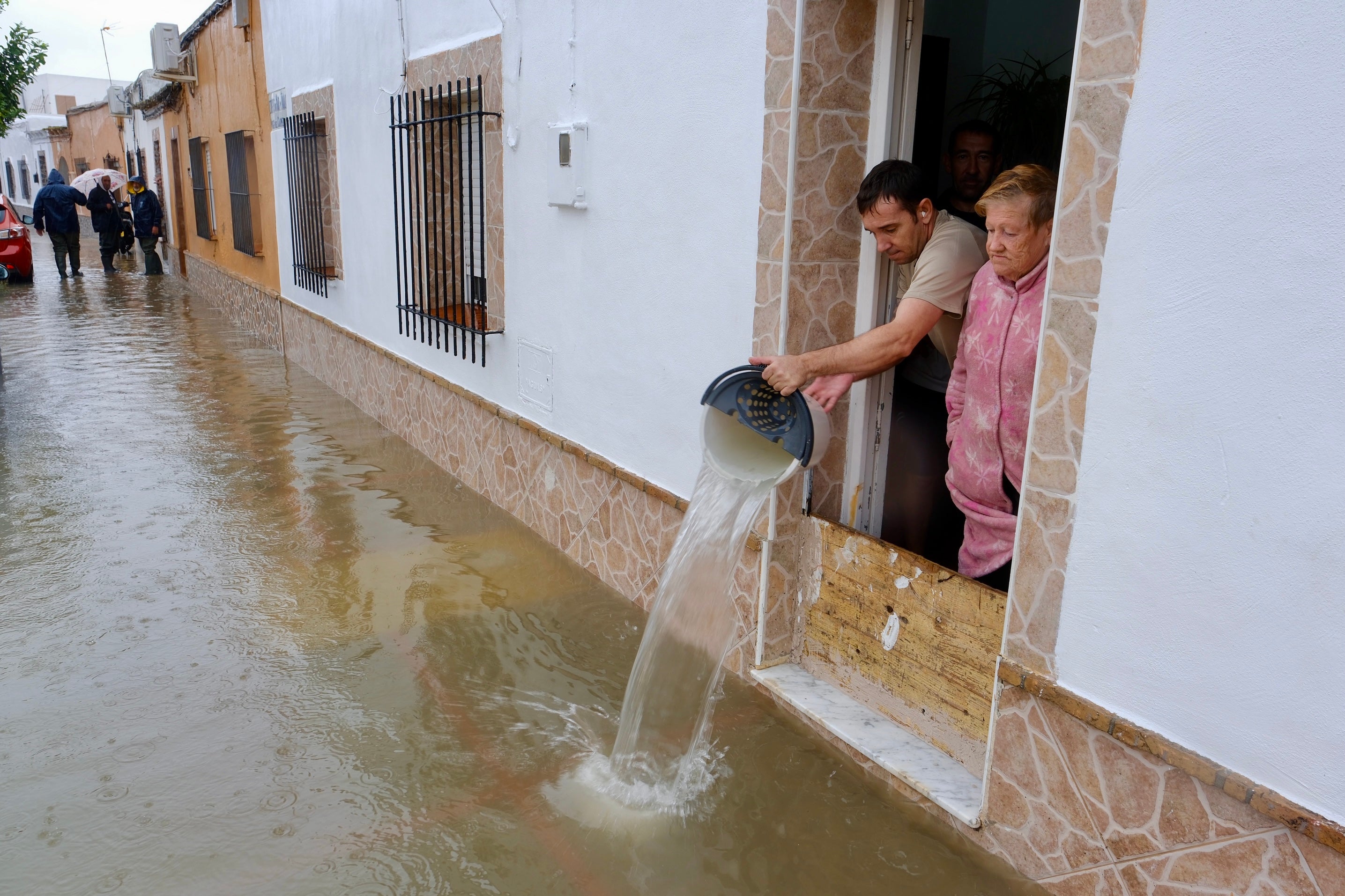 Los vecinos de San Fernando achican agua de sus viviendas