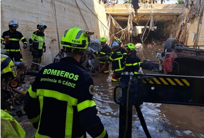 Bomberos de Cádiz trabajando en Valencia