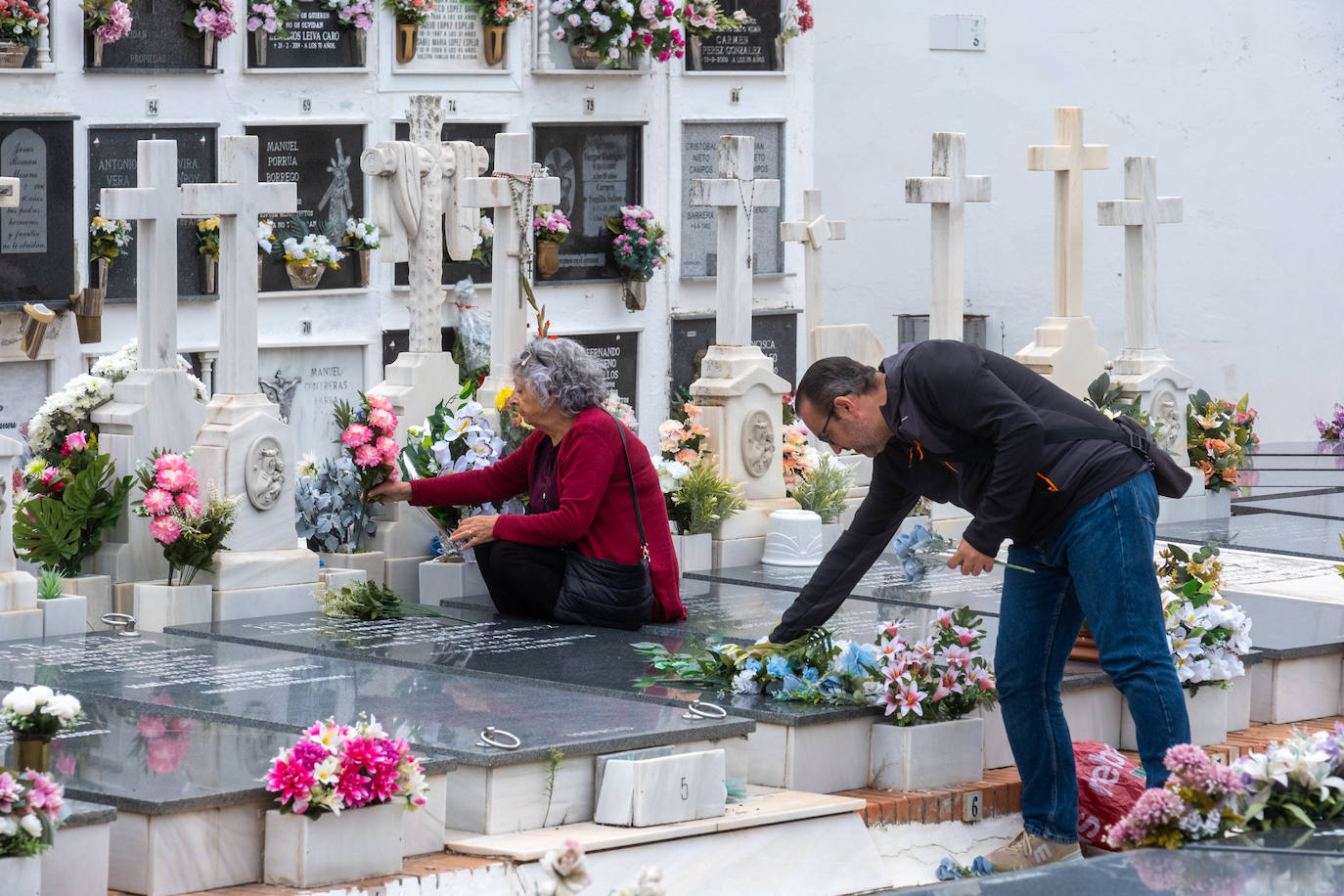 Fotos: El Día de Todos los Santos congrega a cientos de gaditanos en los cementerios de la provincia