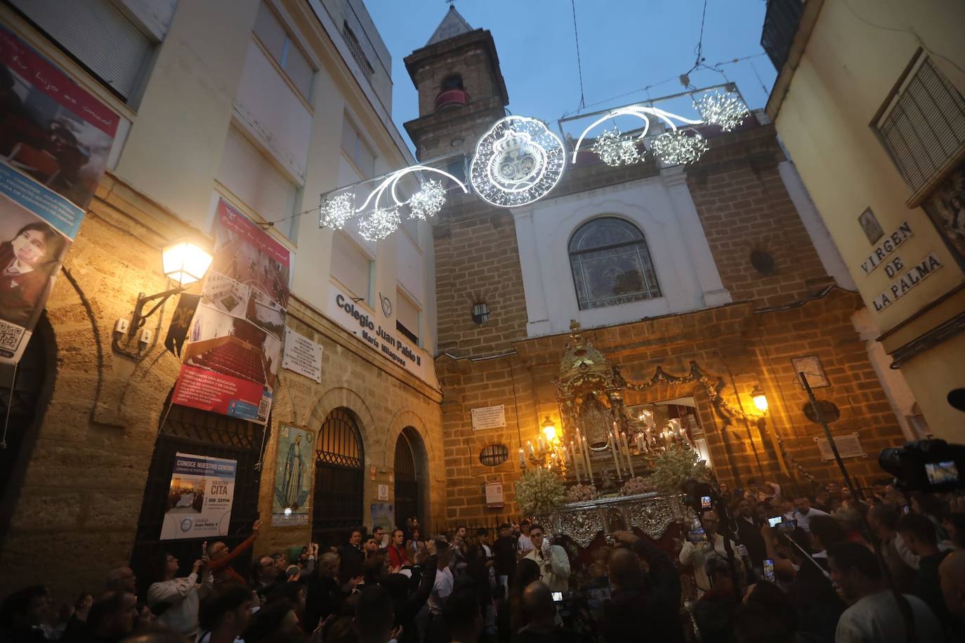 Fotos: La Virgen de La Palma recorre las calles de Cádiz