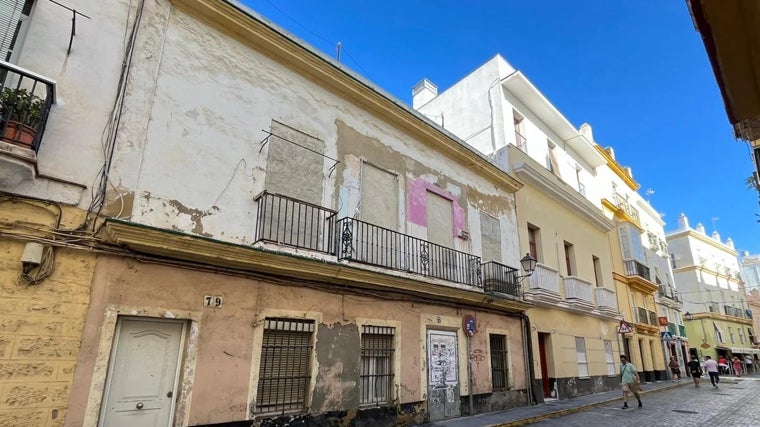 Ésta es la finca de la calle Sagasta que ha sufrido la caída de parte de su techo tras las fuertes lluvias.