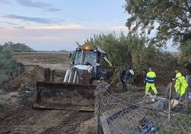 San José del Valle ya tiene agua corriente tras la sustitución provisional de la tubería rota