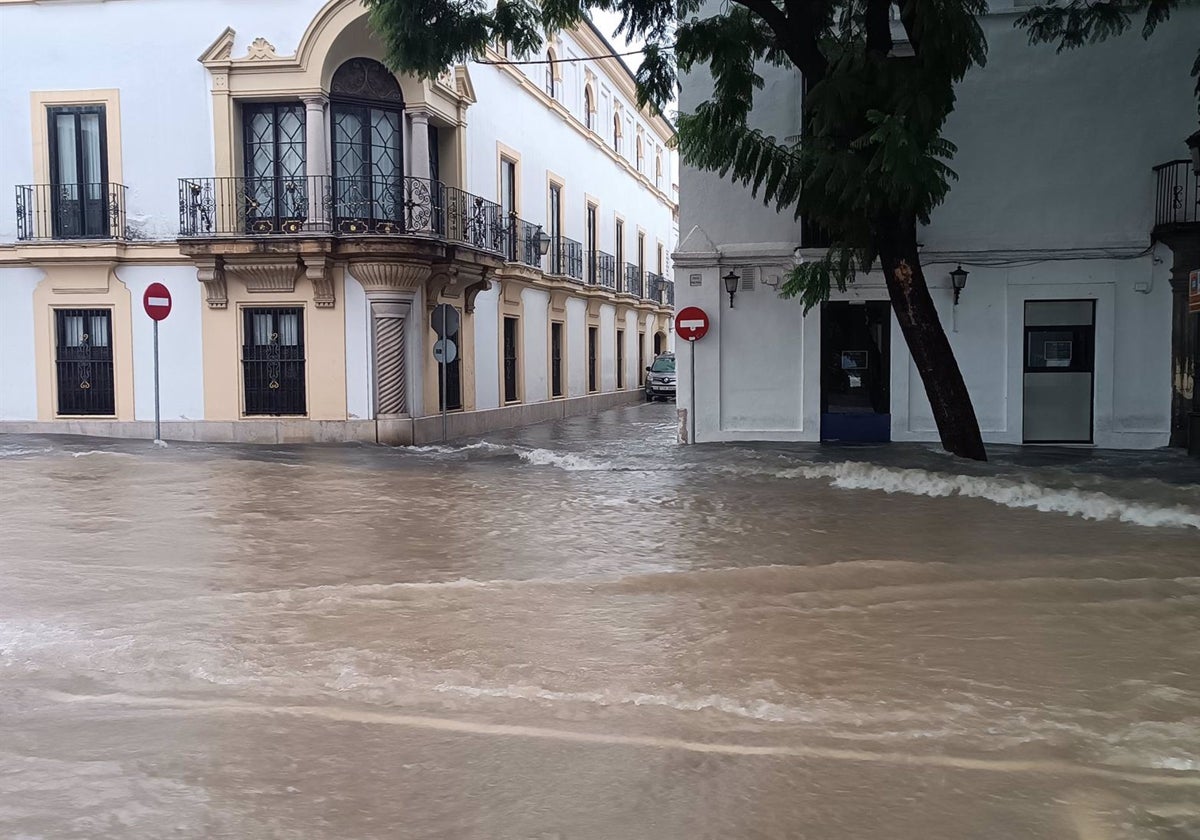 Imagen de la calle Porvera de Jerez de la Frontera con agua acumulada por las lluvias de la Dana.