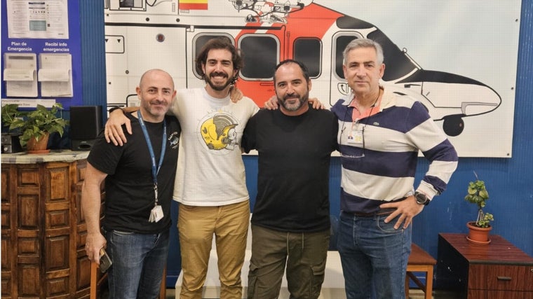 Raul Ares, el rescatador, a la izquierda. Rodrigo, el copiloto, Javier, el Comandante, y Guillermo, el operador de grúa