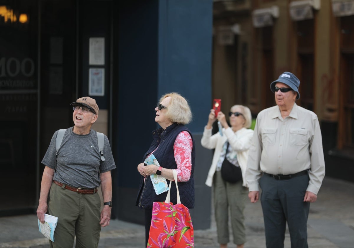 Turistas en la plaza de la Catedral de Cádiz