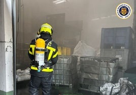 Bomberos intervienen en un incendio en una nave en Chiclana