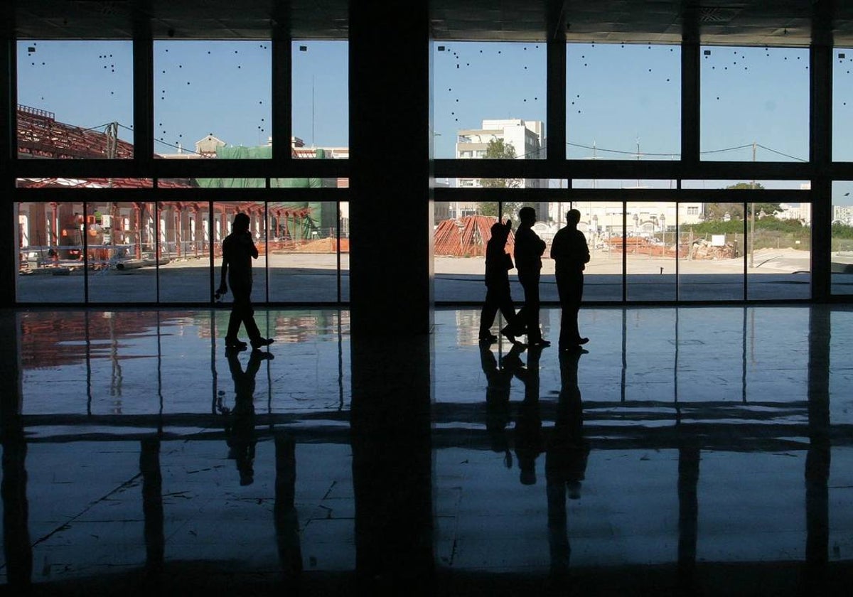 Imagen del vestíbulo de la estación de Cádiz, cerrado desde hace veinte años