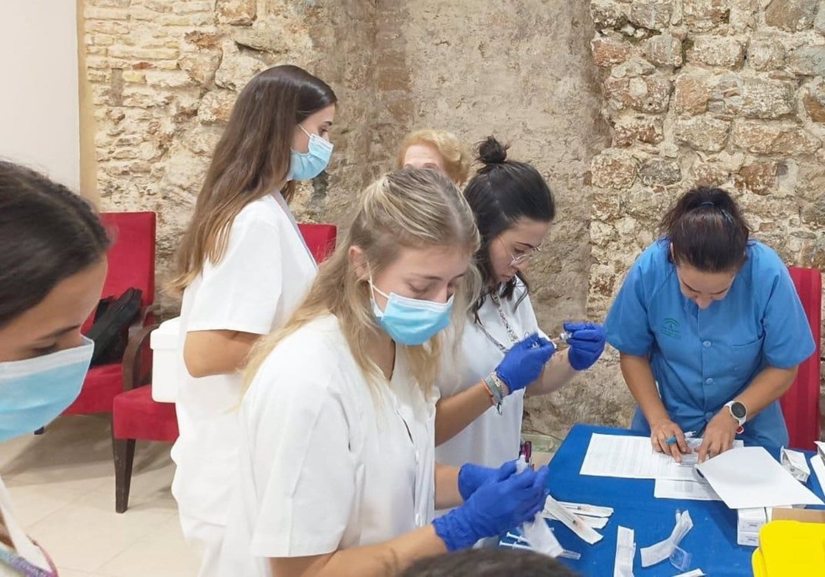 Sanitarias preparan la vacunación en un centro de mayores en Cádiz.