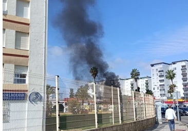 Incendio en El Puerto: un coche sale ardiendo en Valdelagrana