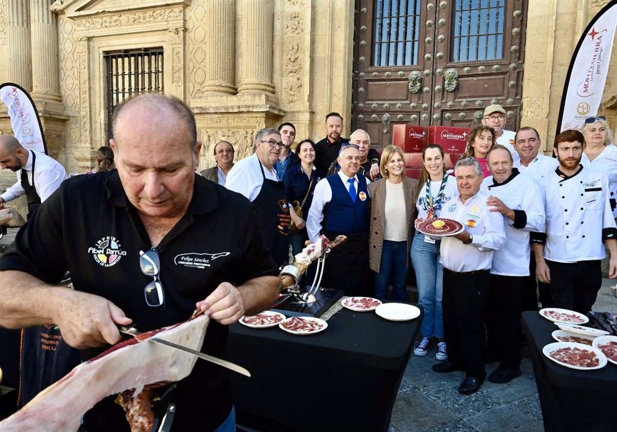 35 cortadores de jamón dan sabor a la Plaza de la Asunción de Jerez con fines solidarios