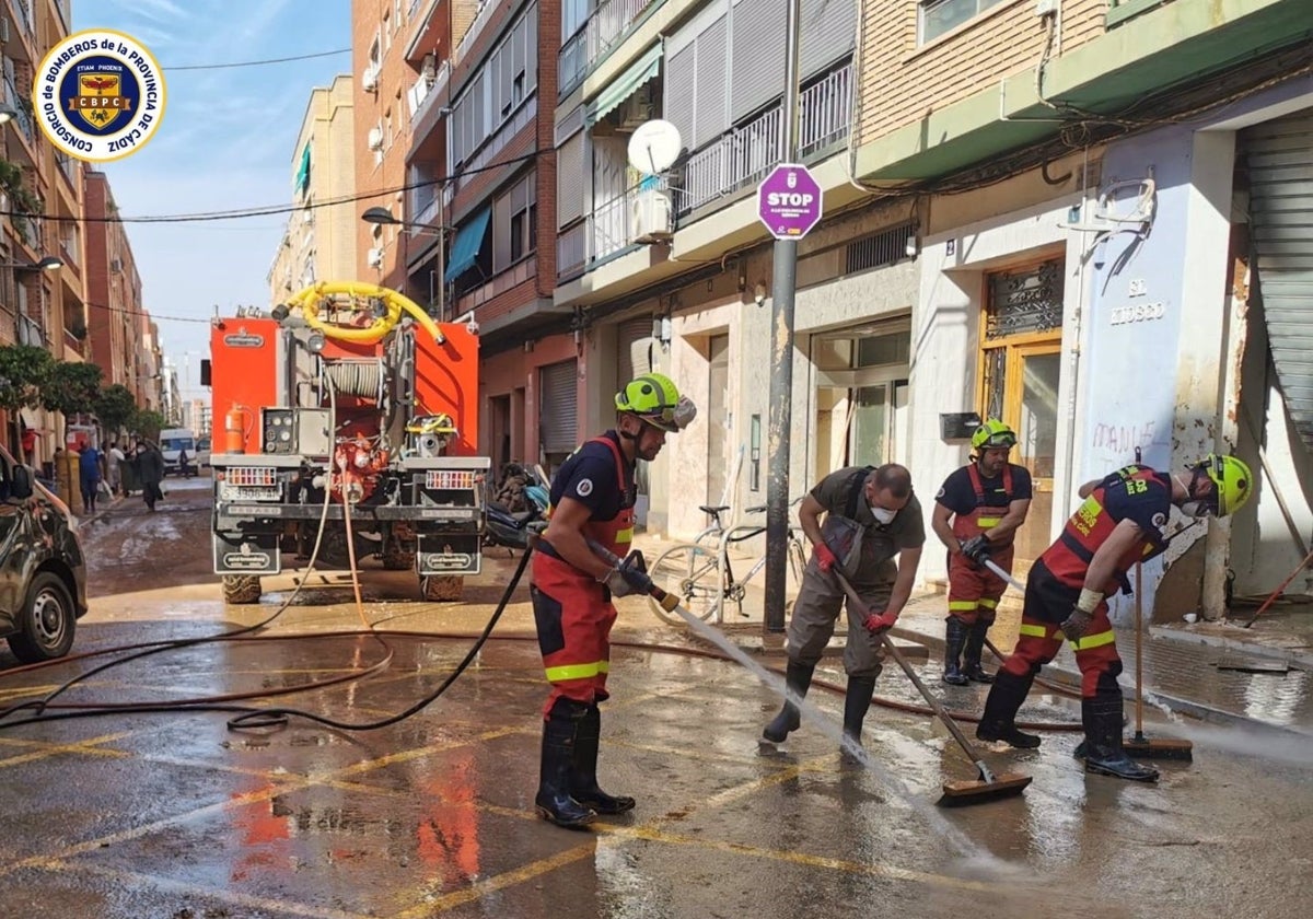 Un nuevo contingente de Bomberos de Cádiz viaja a Valencia para ayudar en zonas dañadas por la DANA