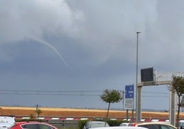 ¿Manga marina o tornado?: la llamativa cola blanca vista en el cielo de Cádiz y que ha tocado suelo