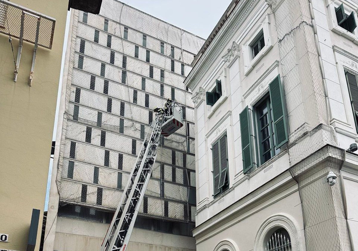 Desprendimiento de una losa en la fachada del Ayuntamiento de El Puerto.