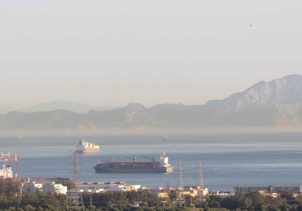 Descartan riesgo sanitario o medioambiental tras el el choque de dos buques en el Estrecho de Gibraltar