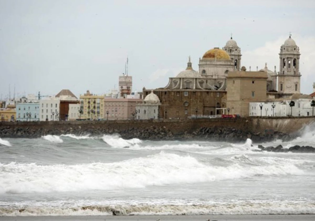 Juanma Moreno recuerda el riesgo de maremotos en la Bahía de Cádiz.