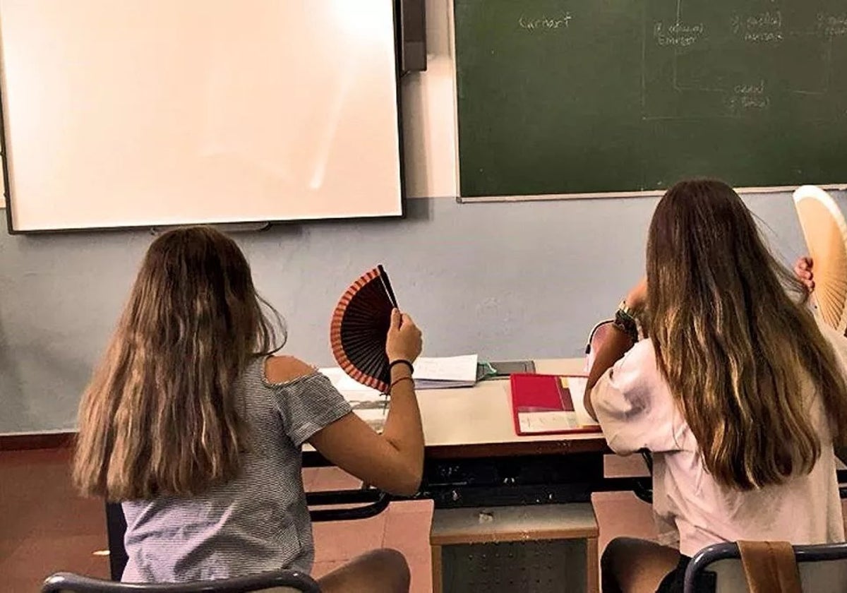 Dos alumnas de un colegio de Cádiz con abanico