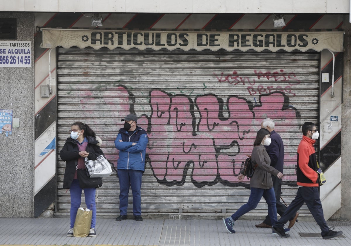 Comercio de Cádiz con la barraja echada.