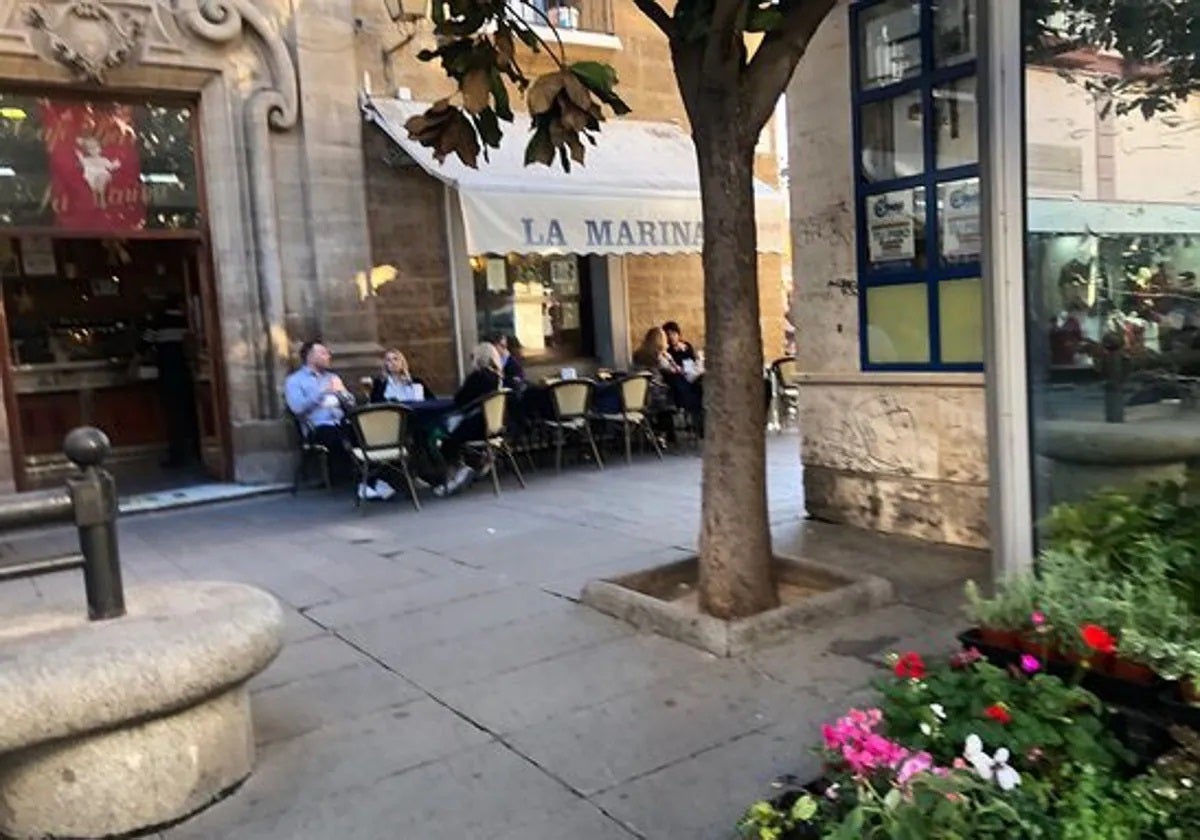 La mítica Cafetería La Marina, en la plaza de las Flores de la capital gaditana.