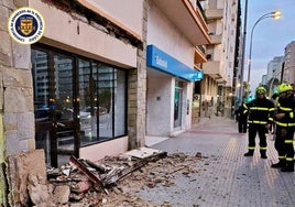 Desprendimiento de una  cornisa en la Avenida Cayetano del Toro de Cádiz