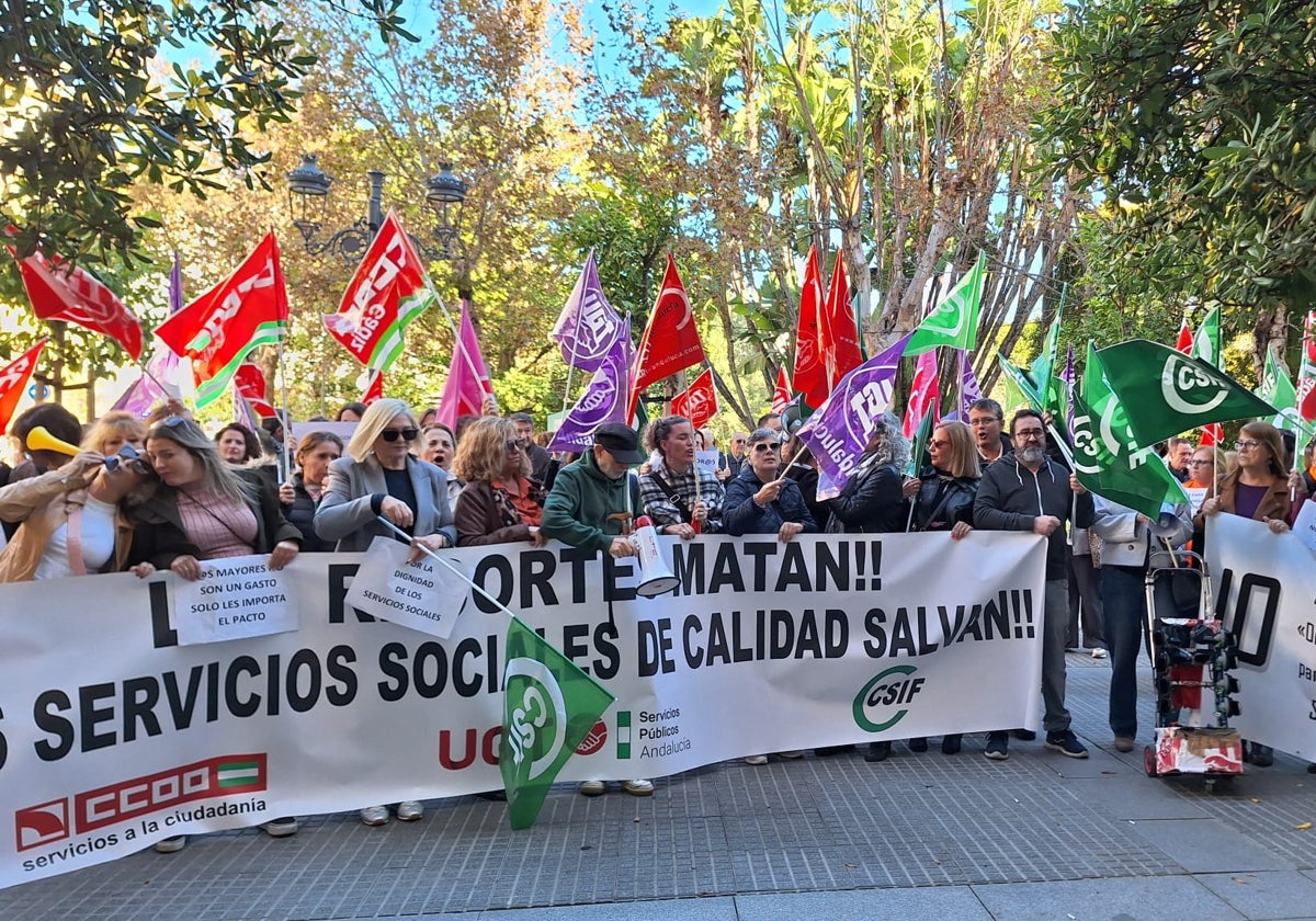 Los sindicatos CSIF, UGT y CCOO han celebrado una asamblea de trabajadores a las puertas de la Diputación.