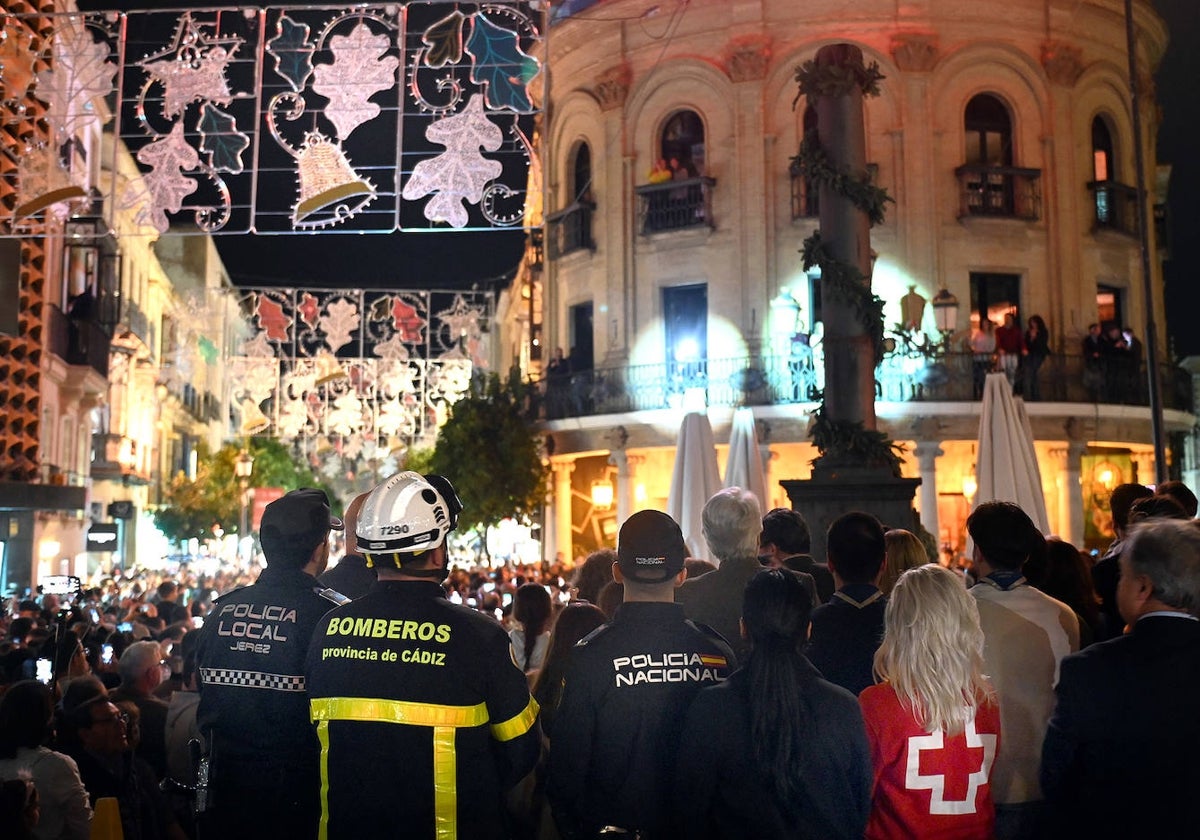 Jerez alumbra su Navidad con un recuerdo especial para la tragedia de Valencia