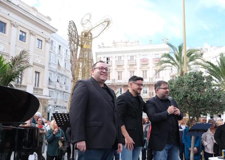 Imagen secundaria 1 - Un millar de niños interpretan al unísono &#039;Canción del fuego fatuo&#039; como homenaje al compositor Manuel de Falla en Cádiz