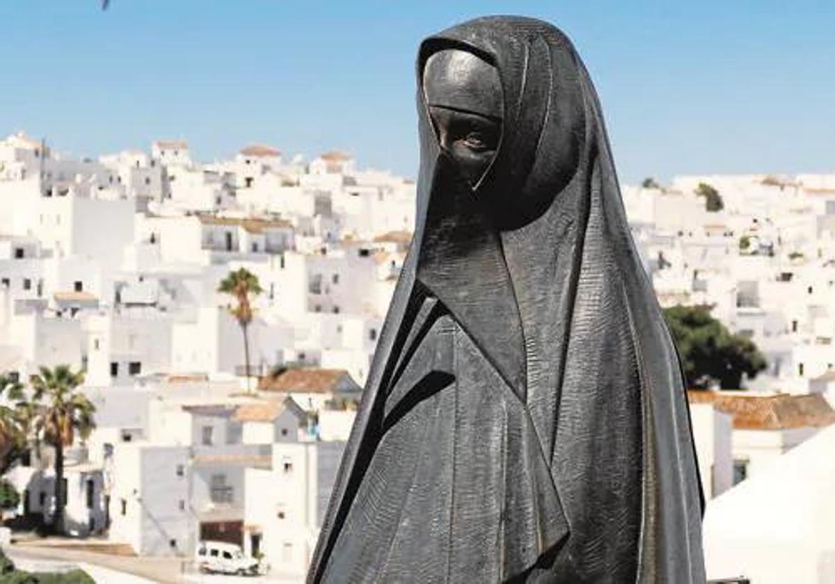 Estatua de la cobijada, en Vejer