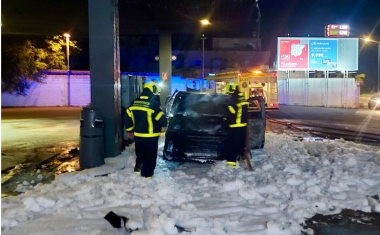 Imagen principal - Arde un coche en una gasolinera en Chiclana que tenía ocho petacas de combustible en su interior