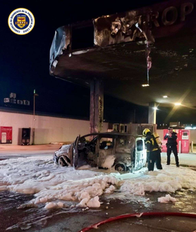 Imagen secundaria 2 - Arde un coche en una gasolinera en Chiclana que tenía ocho petacas de combustible en su interior