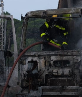 Imagen secundaria 2 - Momento de la intervención de bomberos