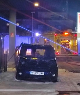 Imagen secundaria 2 - Dos personas se dieron a la fuga tras salir ardiendo el coche con petacas en la gasolinera de Chiclana