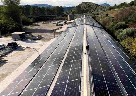 Imagen secundaria 1 - La alcaldesa de Olvera y ejecutivos de las empresas participantes y instalaciones en los tejados