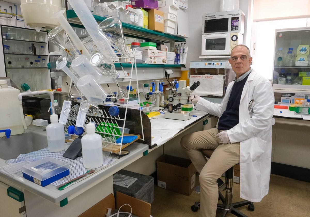 Francisco García Cozar en su laboratorio